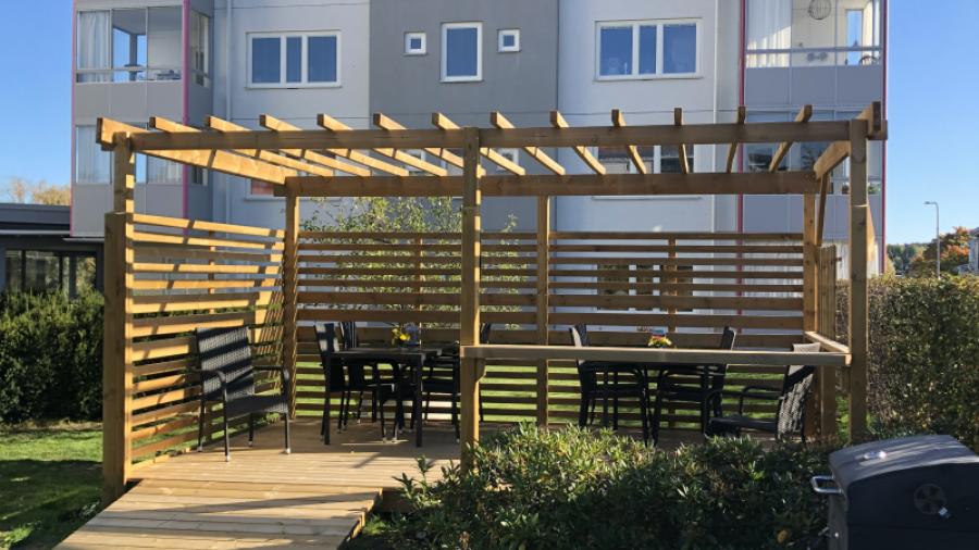 Pergola med Hus 16B i bakgrunden