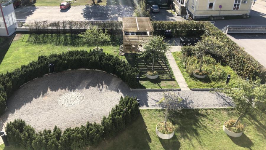 Trädgård med nya Pergolan sett från ovan